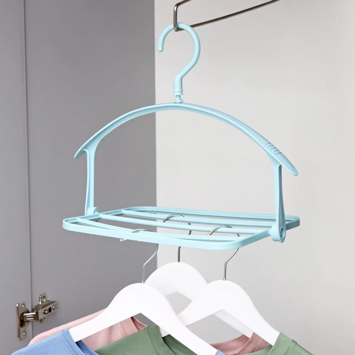 PERCHERO GIRATORIO PARA ROPA CON ESTILO MULTIFUNCIONAL 