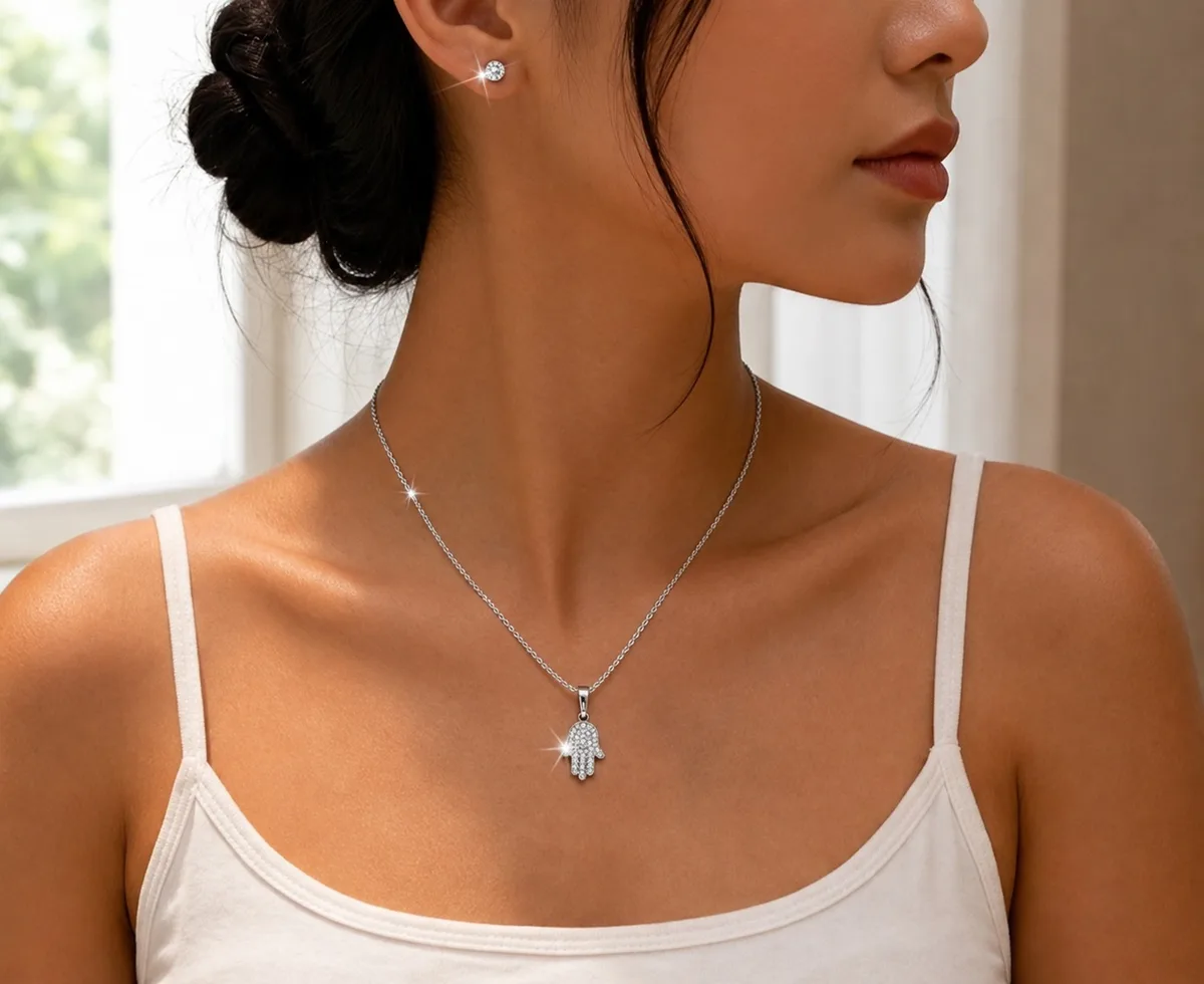 SET DE ARETE MÁS CADENA CON DIJE DE AMULETO  