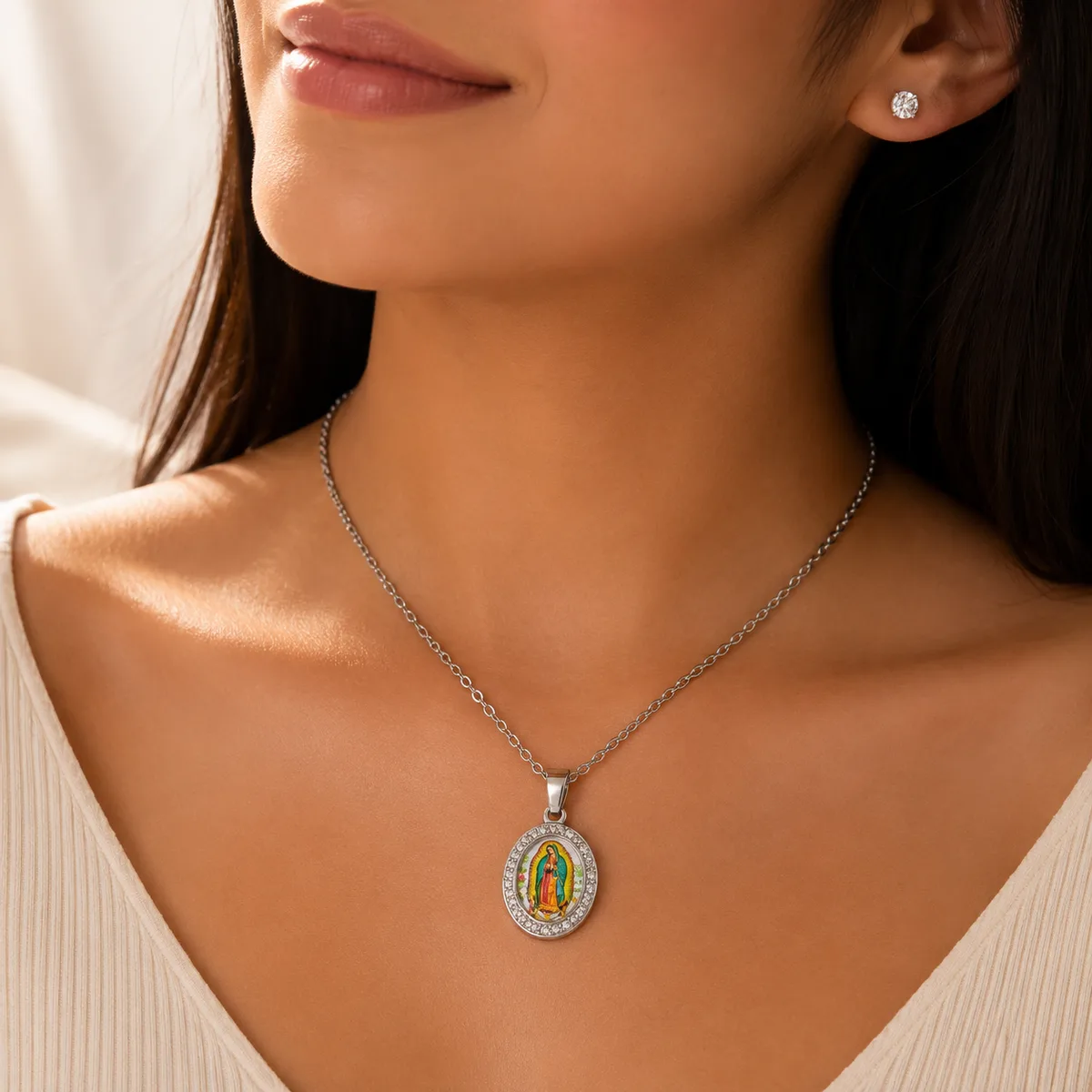 SET DE ARETE MÁS CADENA CON DIJE DE LA VIRGEN DE GUADALUPE 